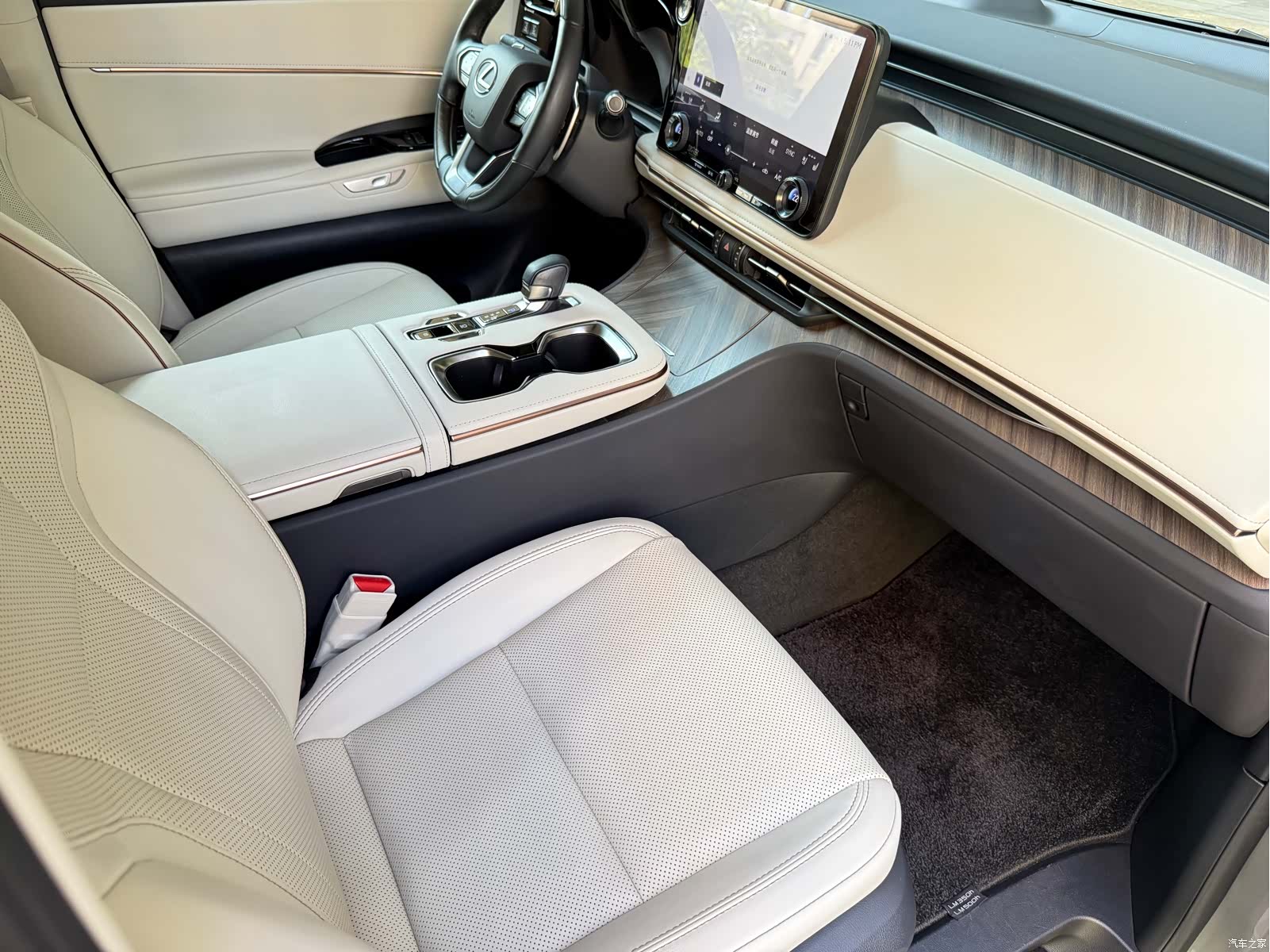 Lexus LM, 2025 9