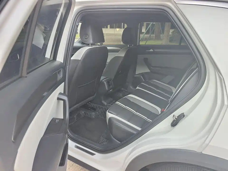 Volkswagen T-ROC exploring Songs