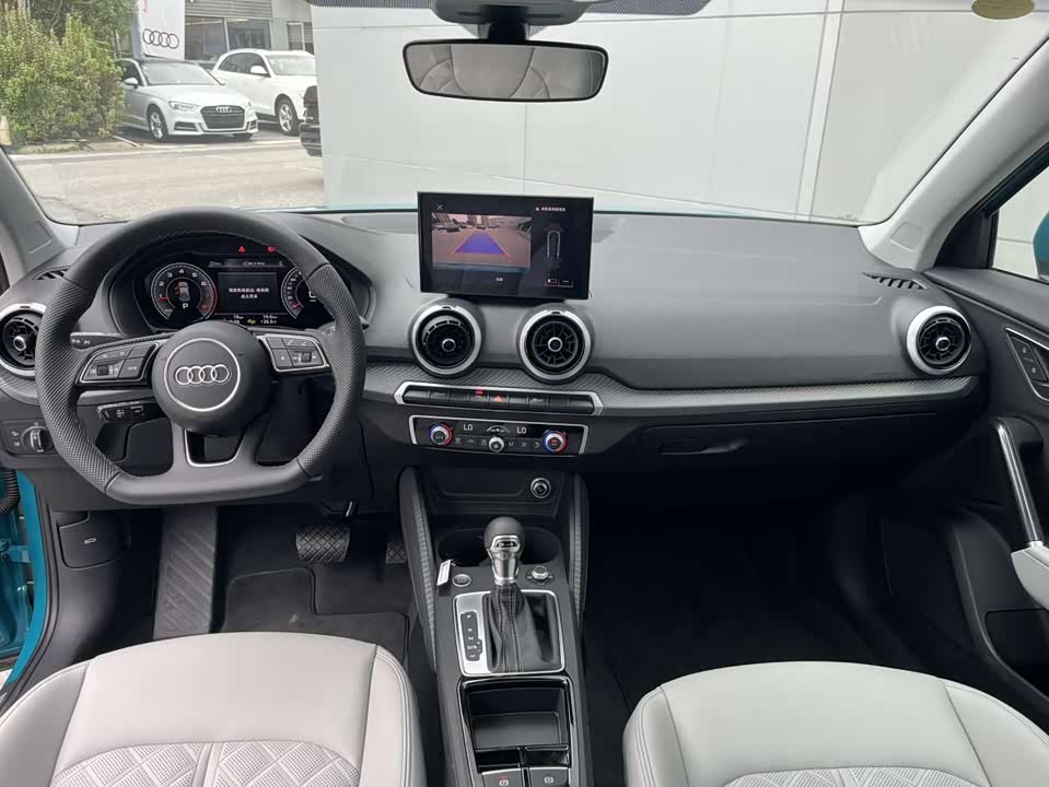 Audi Q2L