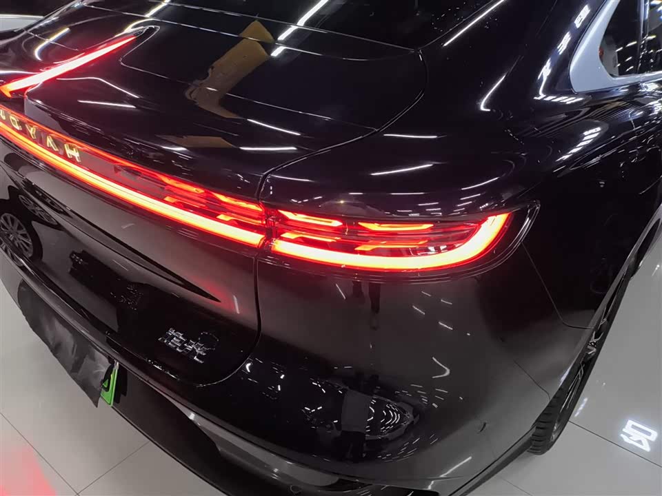 VOYAH Lantu chasing light