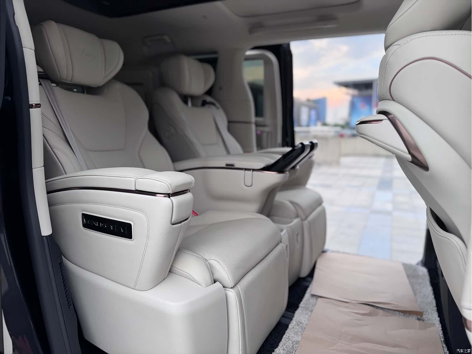 Lexus LM, 2024 12