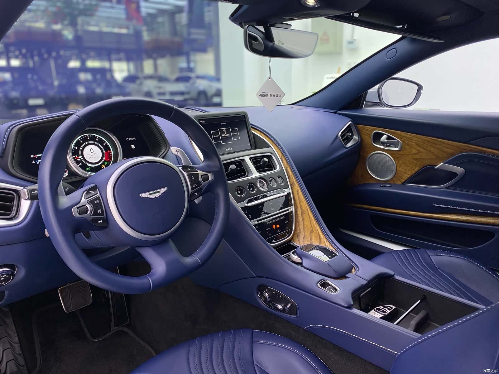 Aston Martin DB11, 2018 все фото