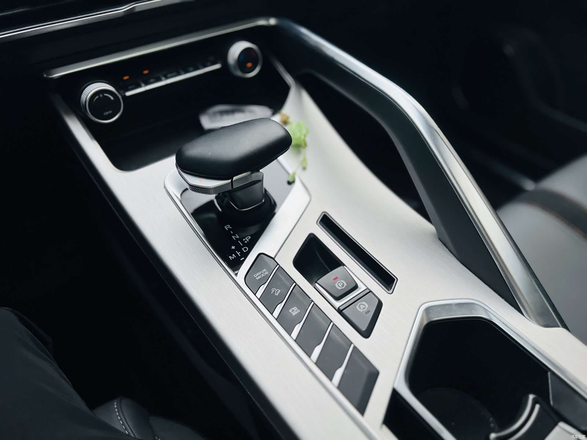 Geely Coolray, 2023 13