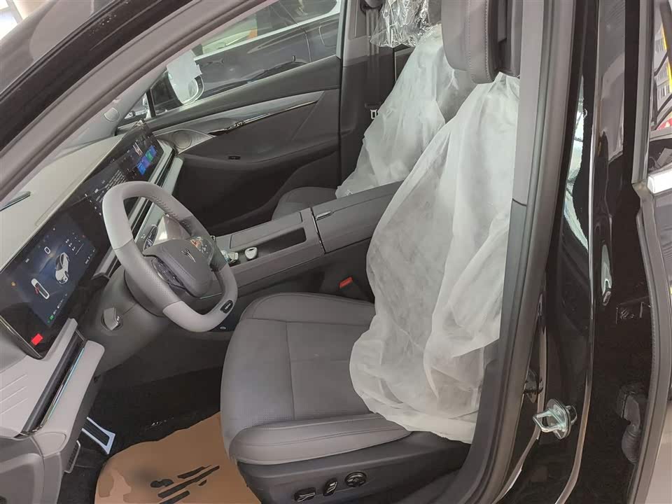 VOYAH Lantu chasing light