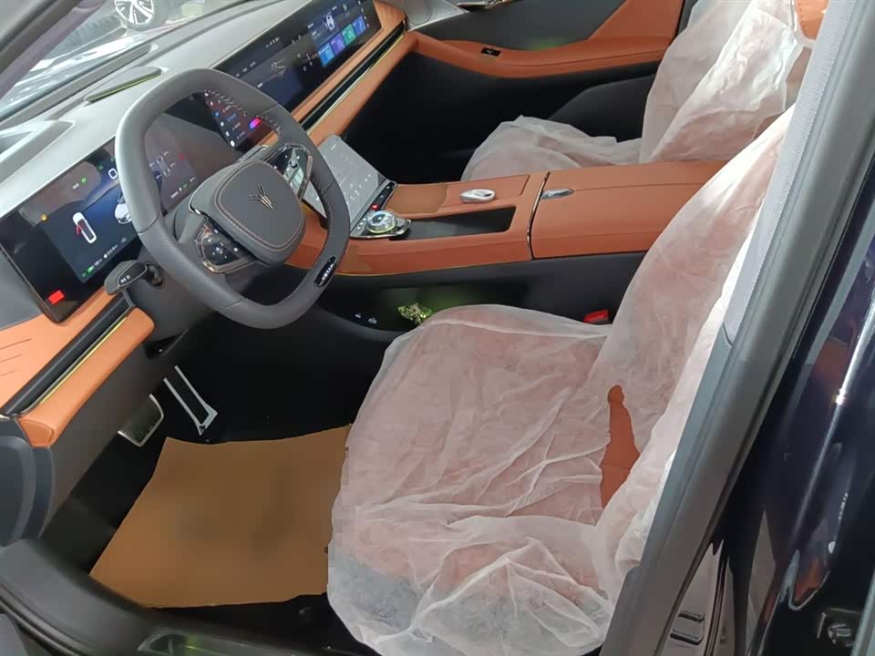 VOYAH Lantu chasing light