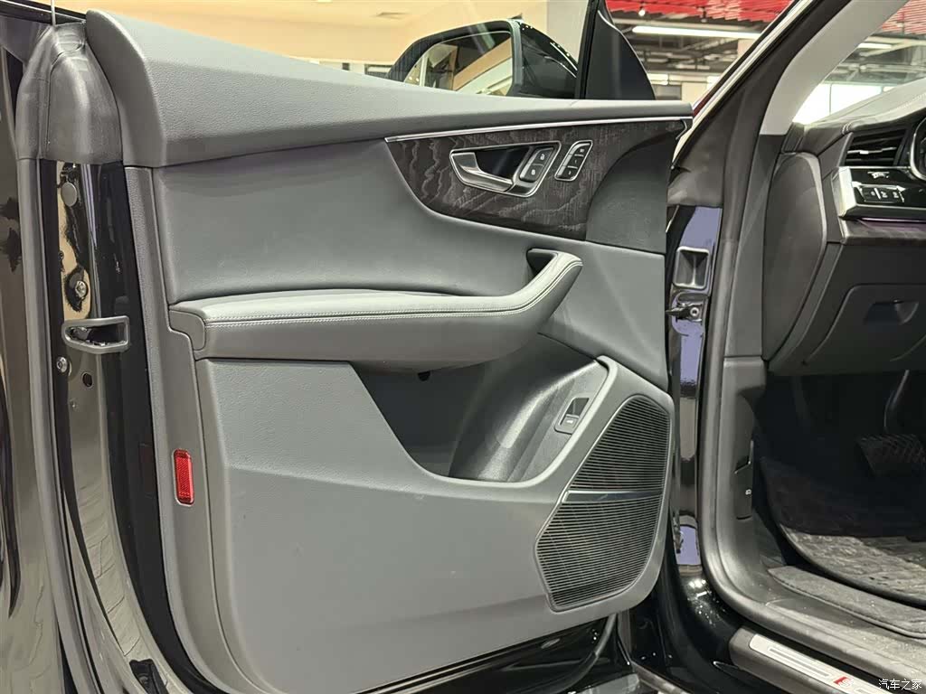 Audi Q8, 2025 11
