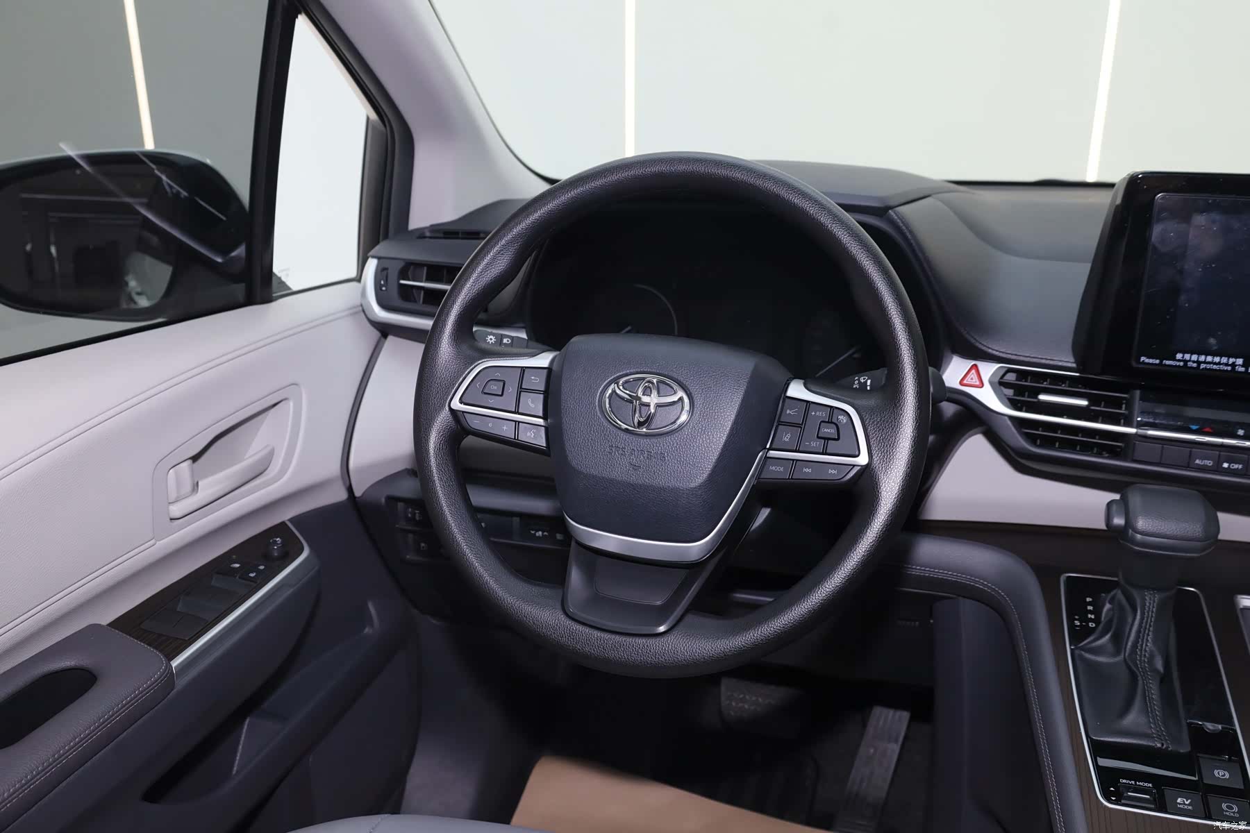 Toyota Granvia, 2024 30