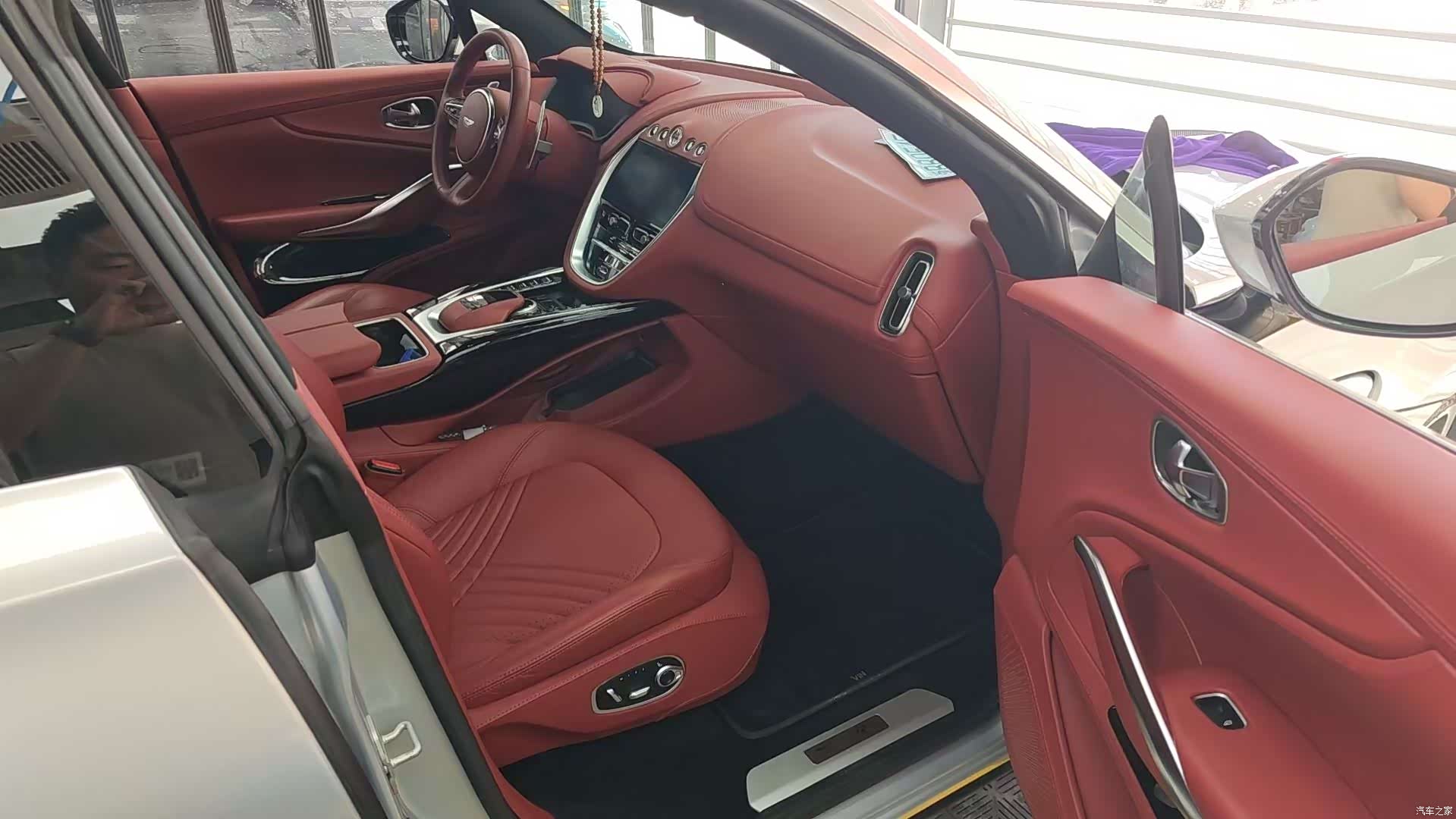Aston Martin DBX, 2023 4