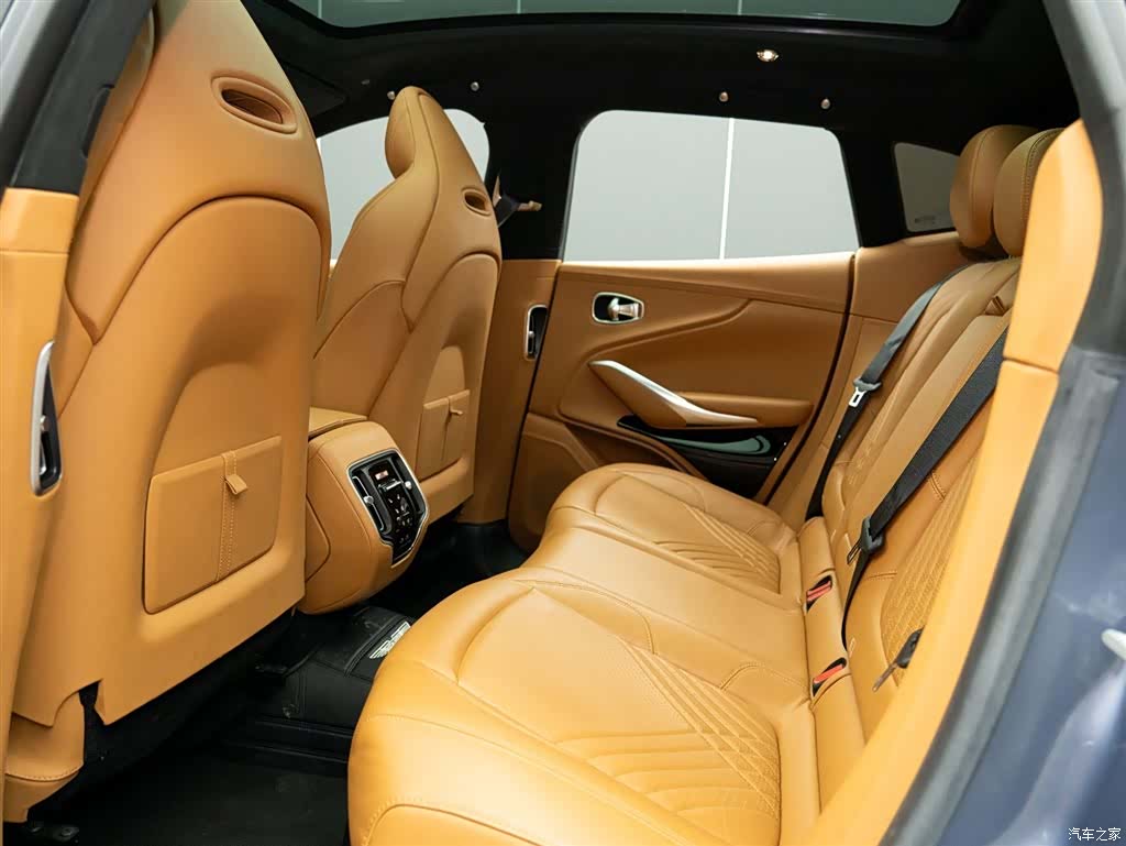 Aston Martin DBX, 2024 11