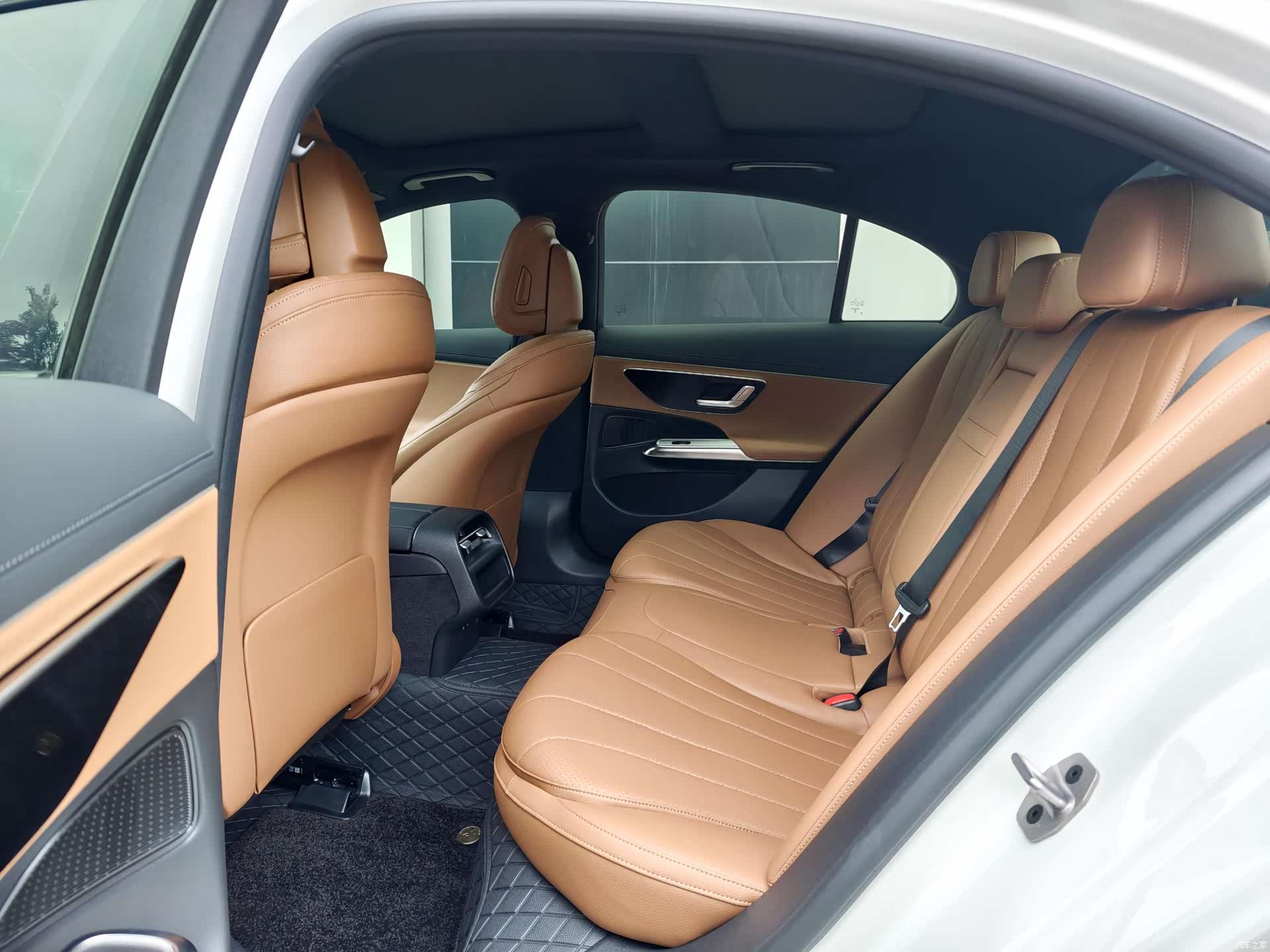 Mercedes-Benz E-Class, 2025 18