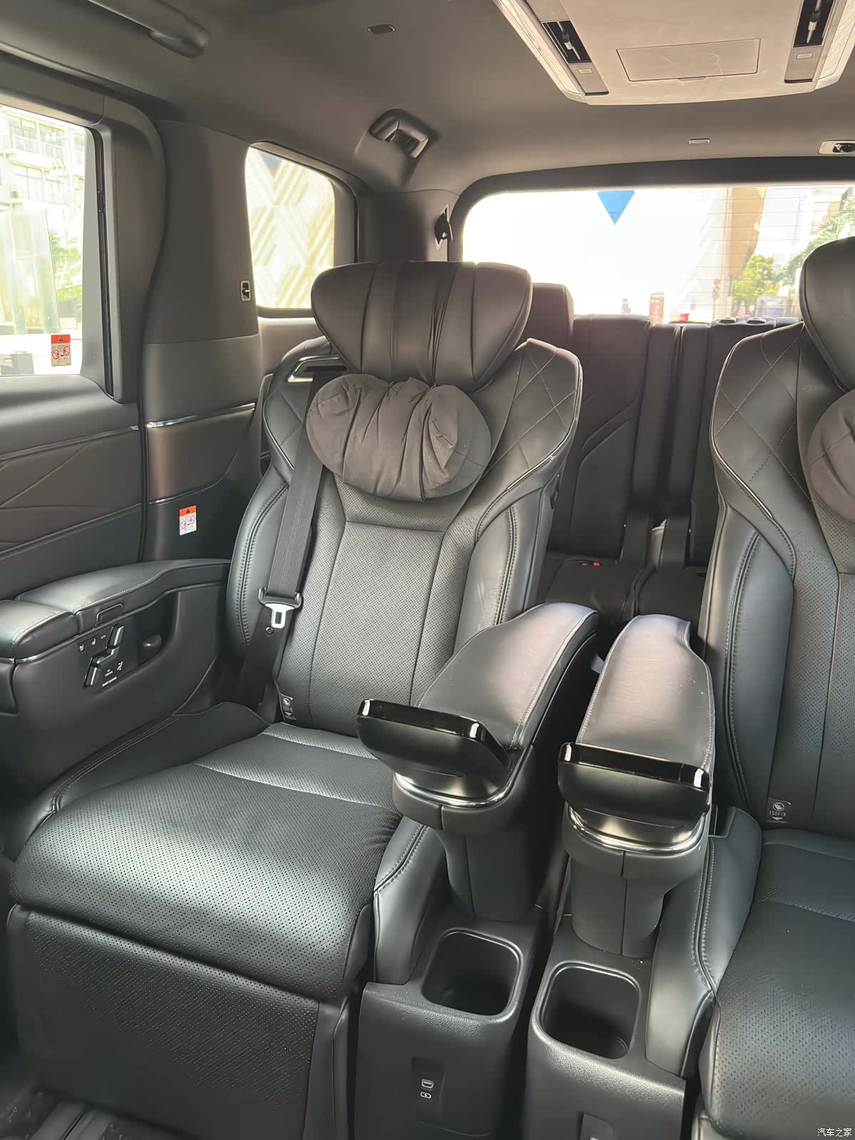 Toyota Alphard, 2024 28