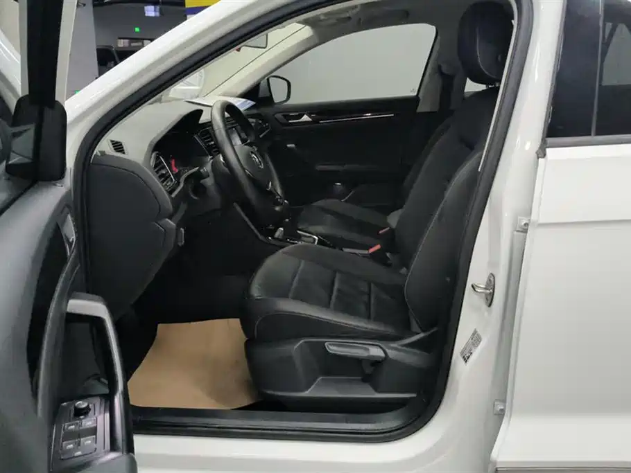 Volkswagen T-ROC exploring Songs