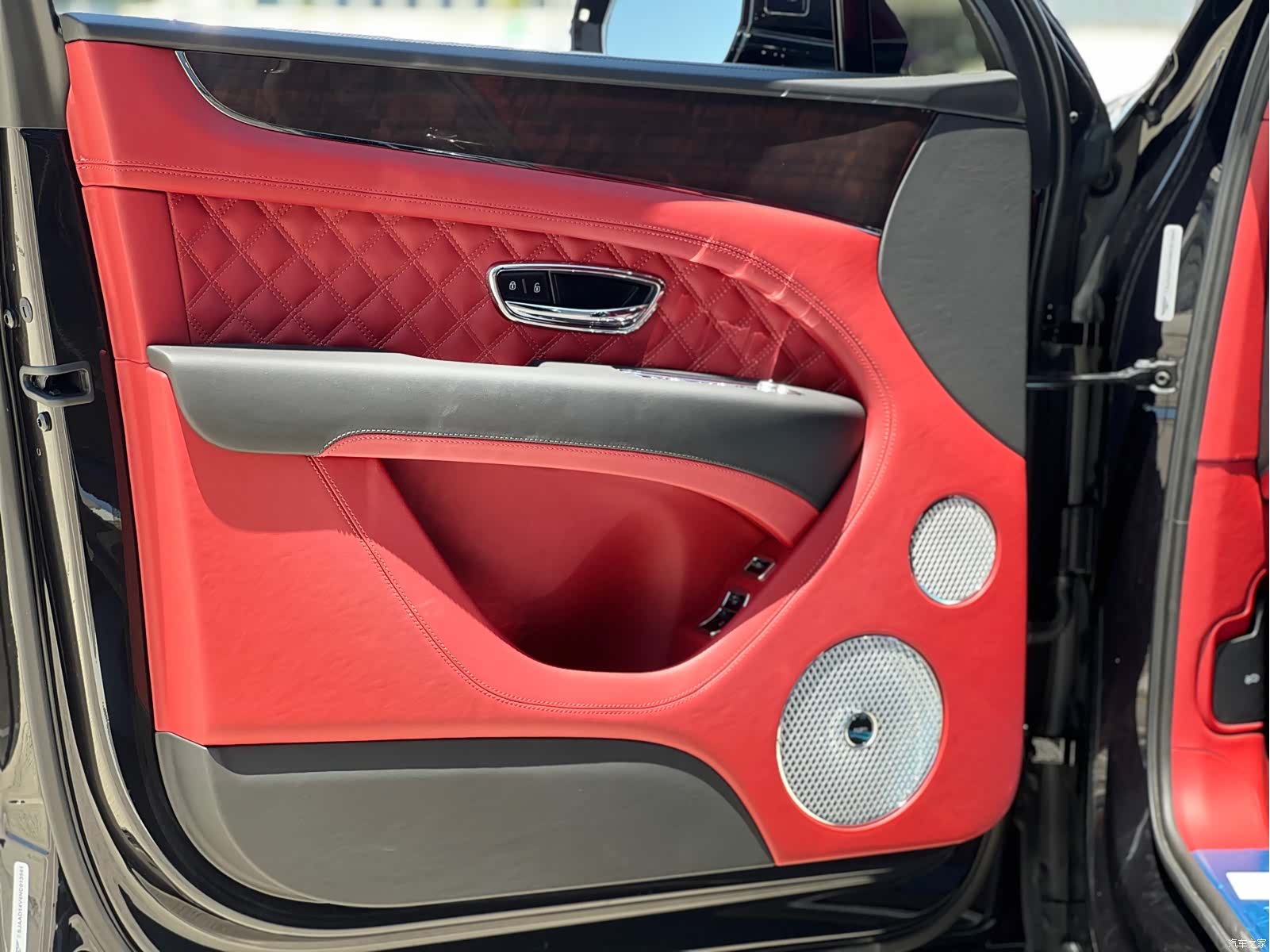 Bentley Bentayga, 2023 18