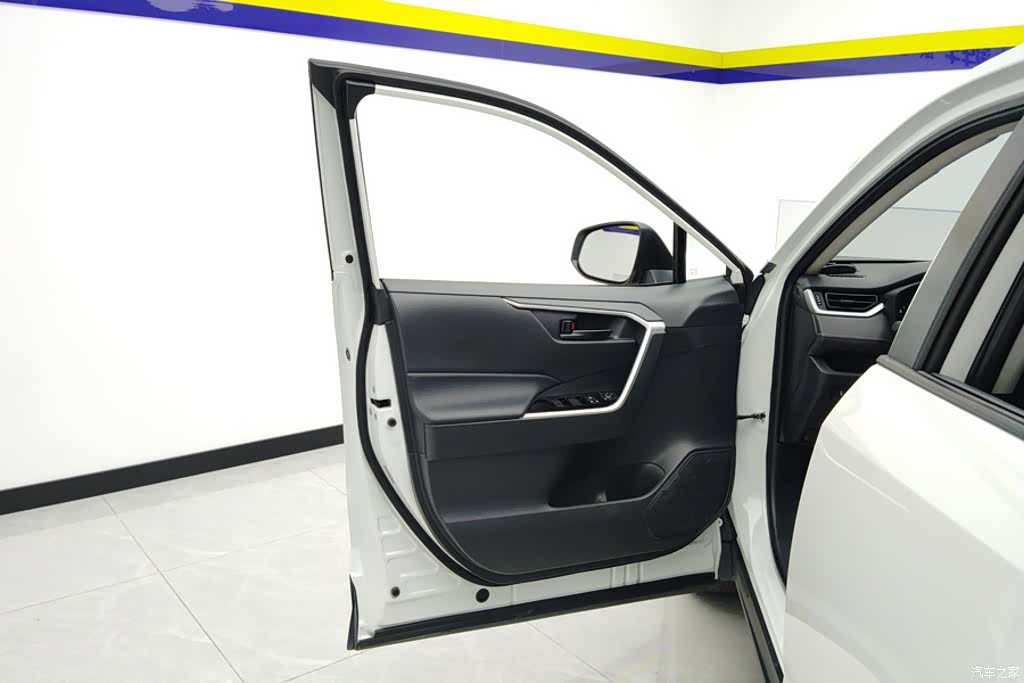 Toyota RAV4, 2025 7