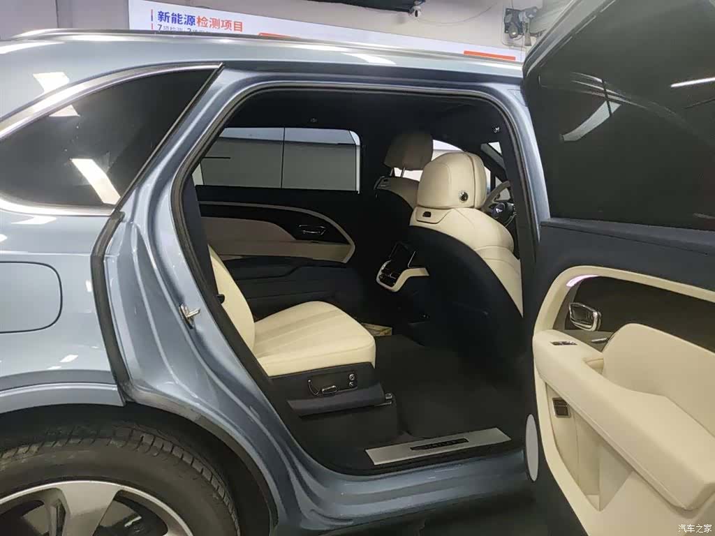 Bentley Bentayga, 2023 12