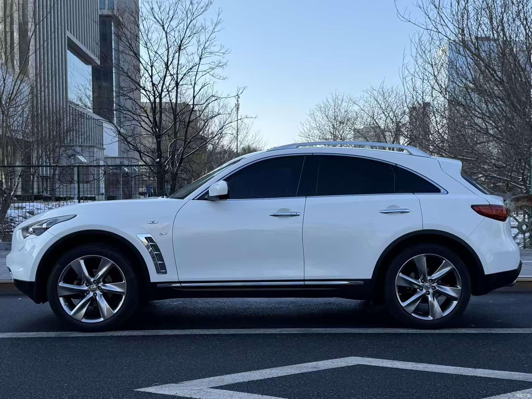 Infiniti QX70, 2015 3