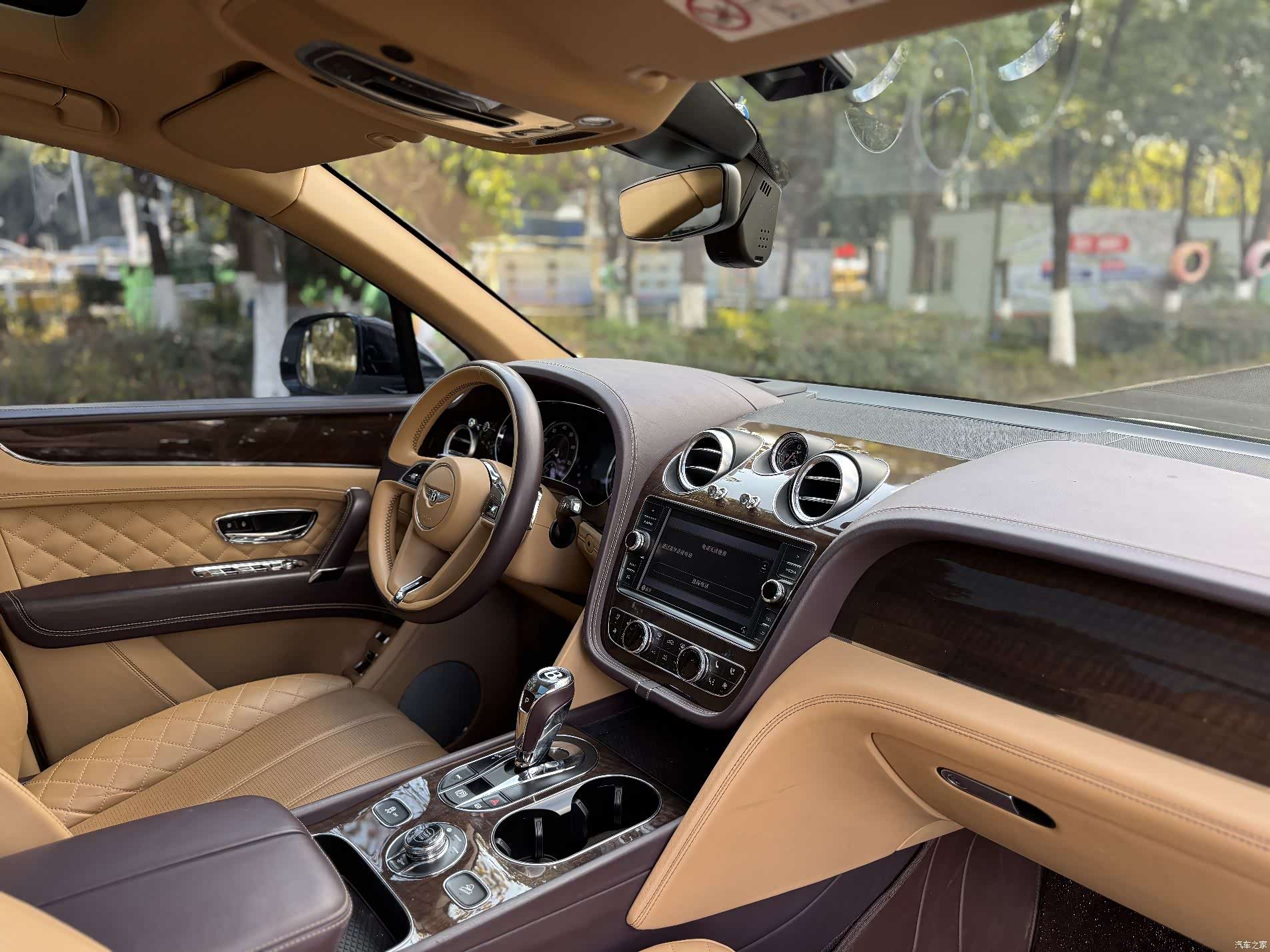 Bentley Bentayga, 2016 18