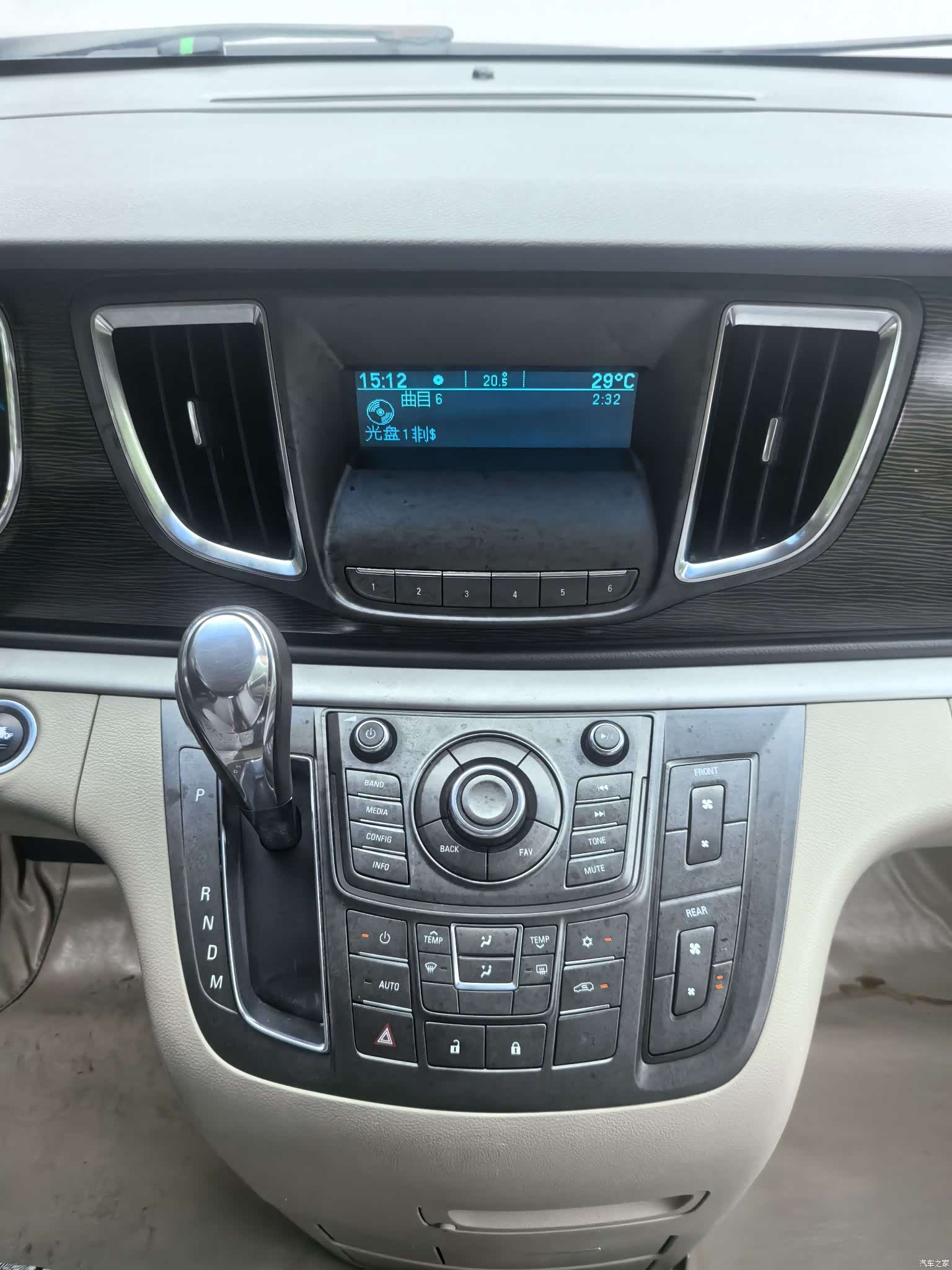Buick GL8, 2011 14