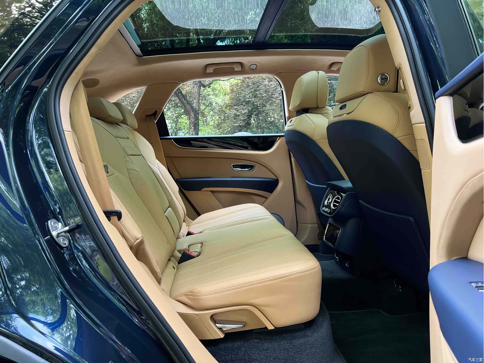 Bentley Bentayga, 2024 11
