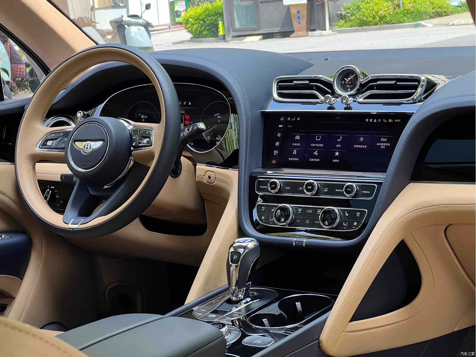 Bentley Bentayga, 2024 21