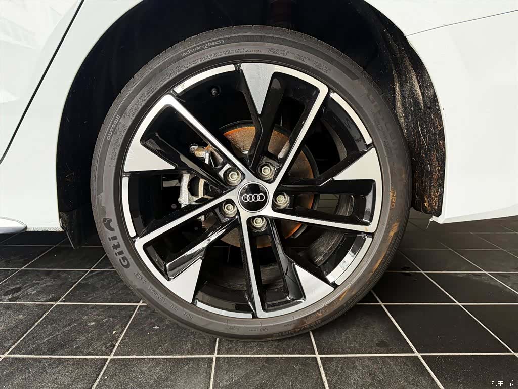 Audi Flying Spur, 2025 14