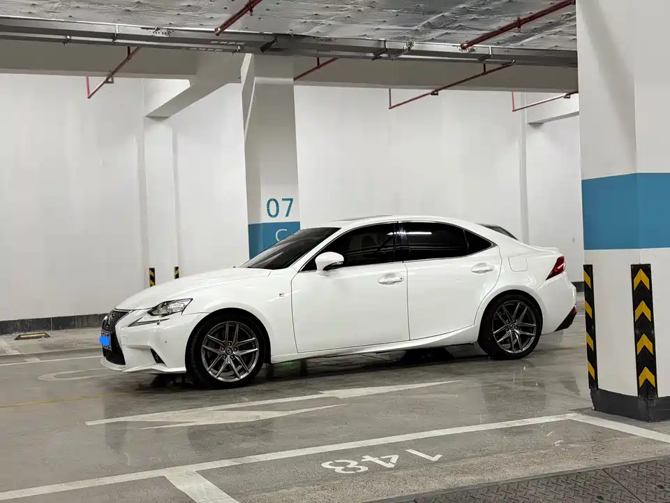 Lexus IS