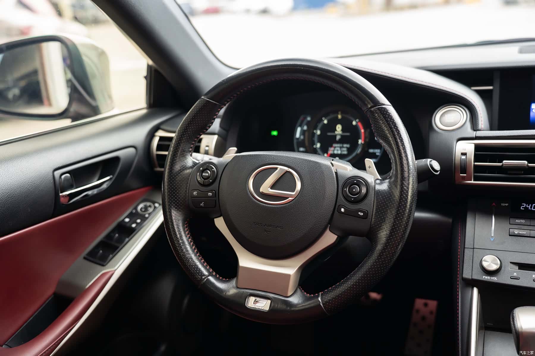 Lexus IS, 2016 11