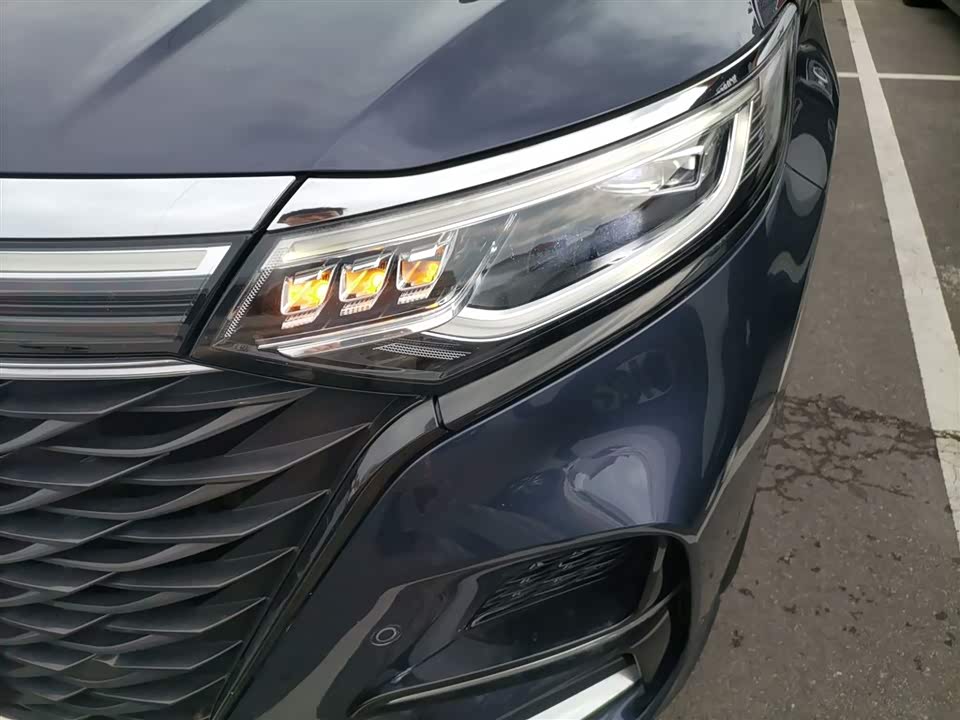 Roewe iMAX8