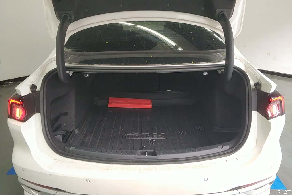 Ford Mondeo, 2025 4
