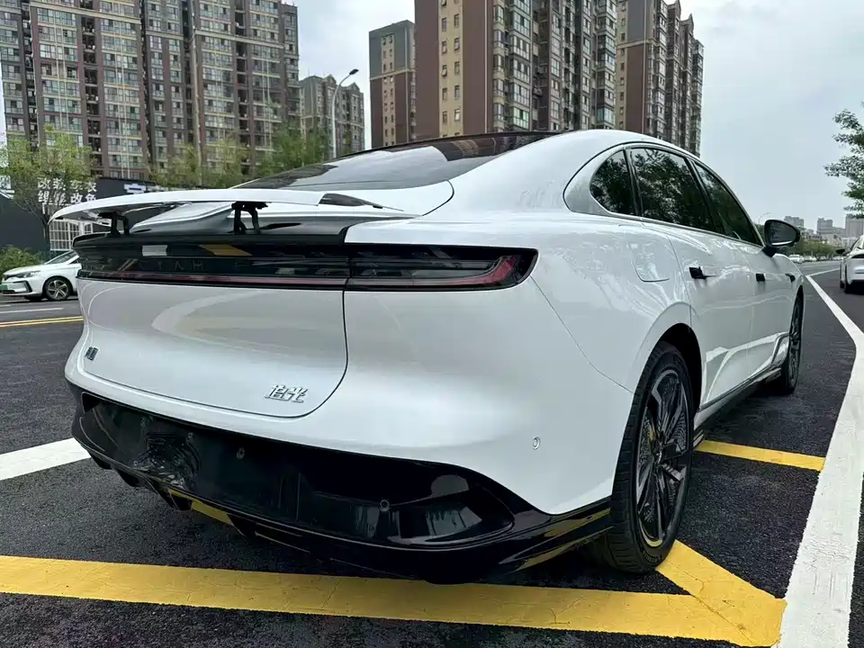 VOYAH Lantu chasing light