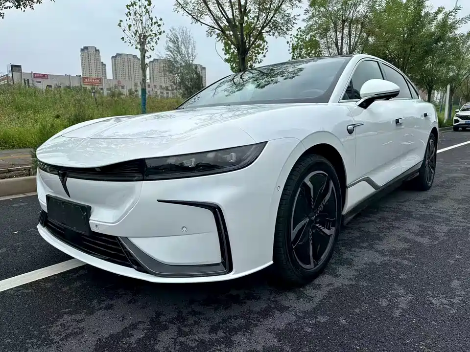 VOYAH Lantu chasing light