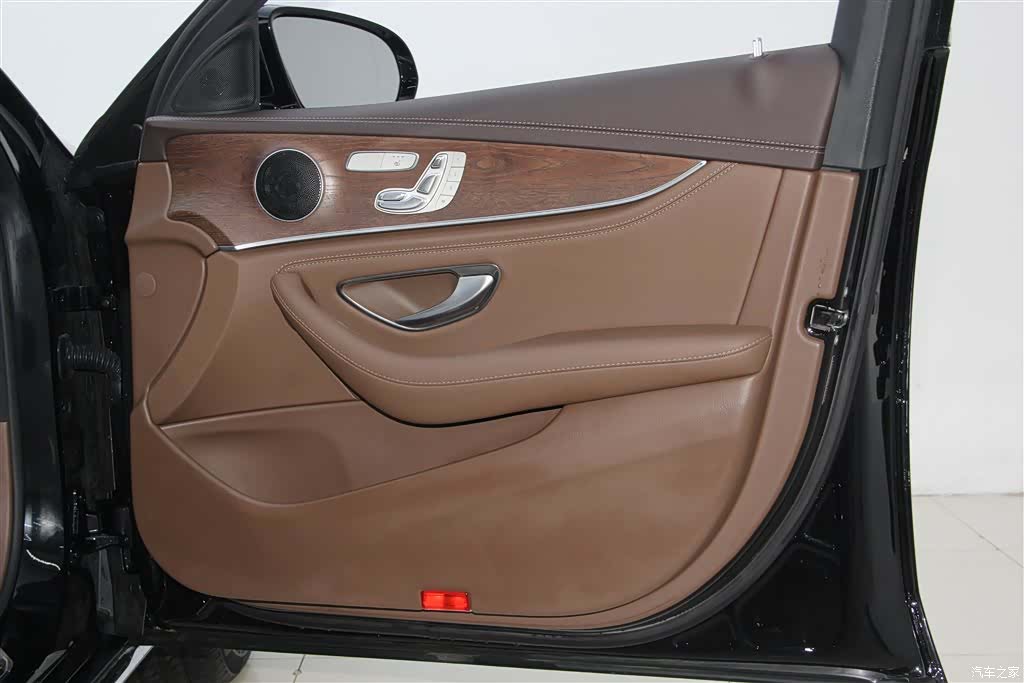 Mercedes-Benz E-Class, 2023 33