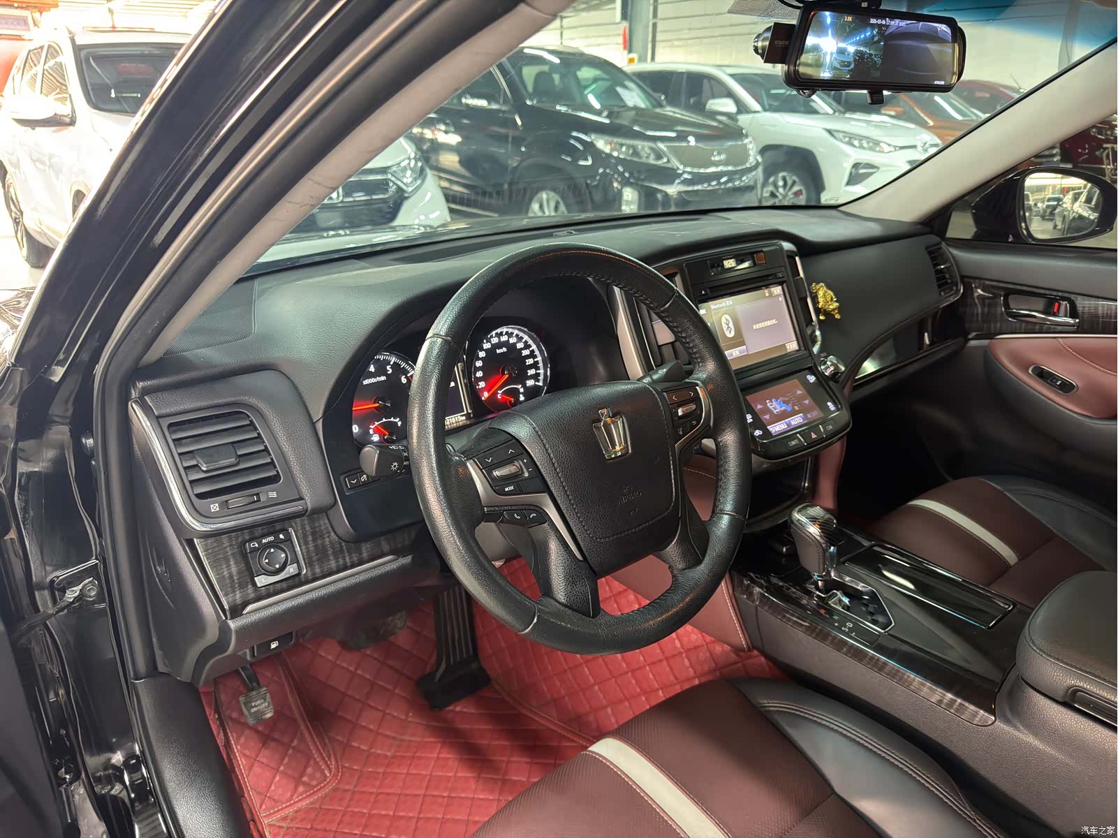 Toyota Crown, 2017 все фото