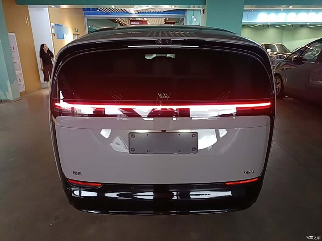 Li Auto MEGA, 2024 6