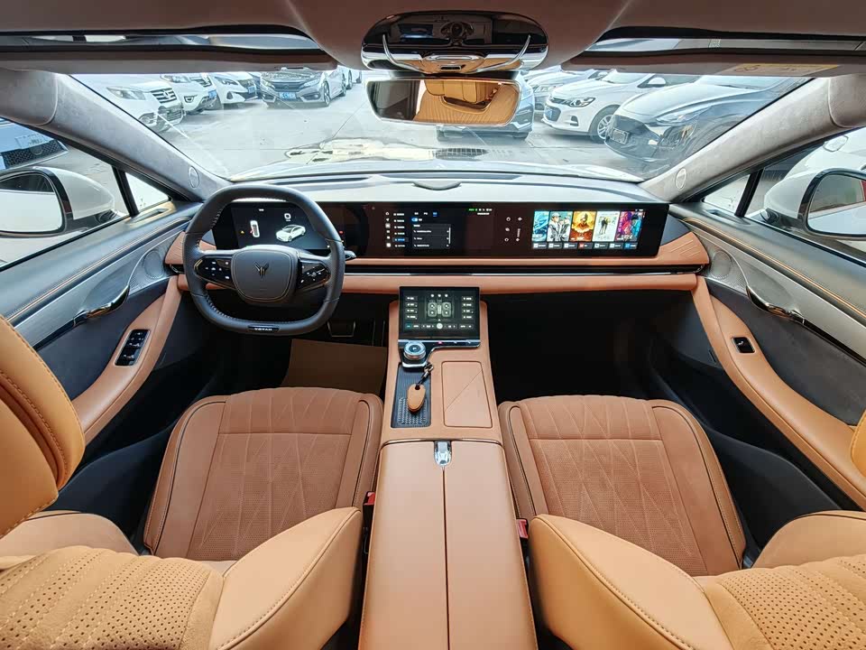 VOYAH Lantu chasing light