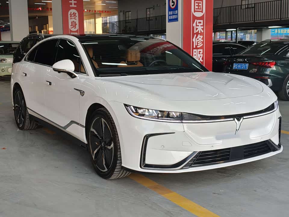 VOYAH Lantu chasing light