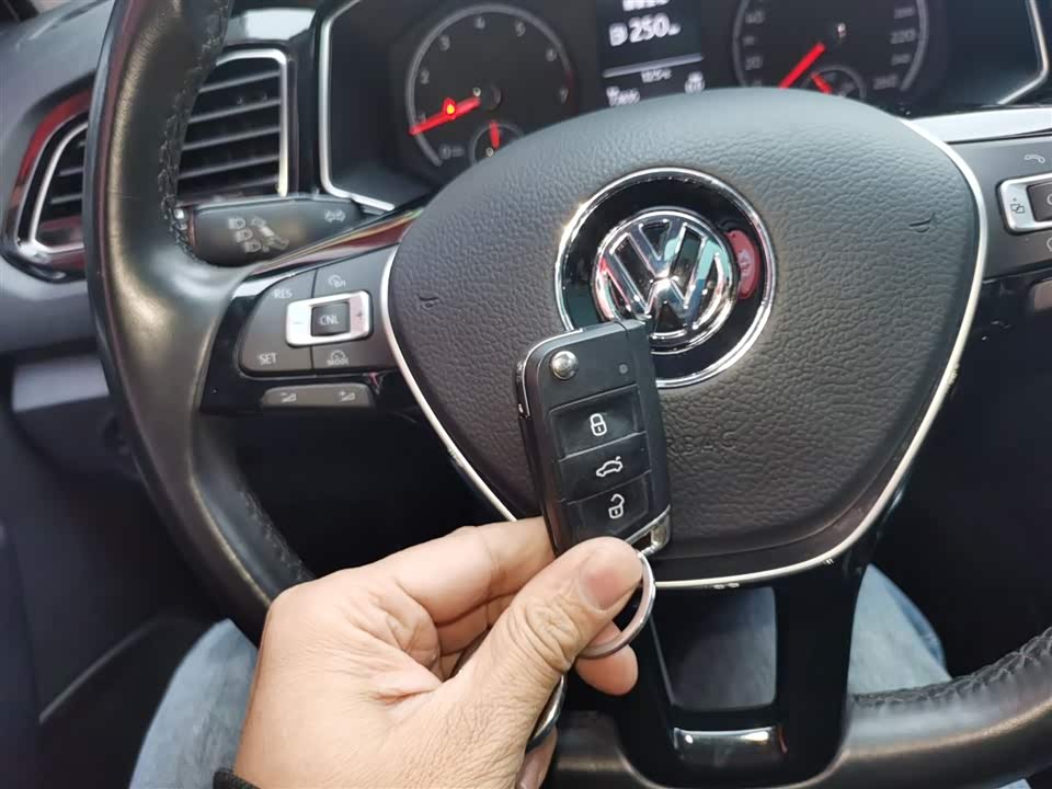 Volkswagen T-ROC exploring Songs