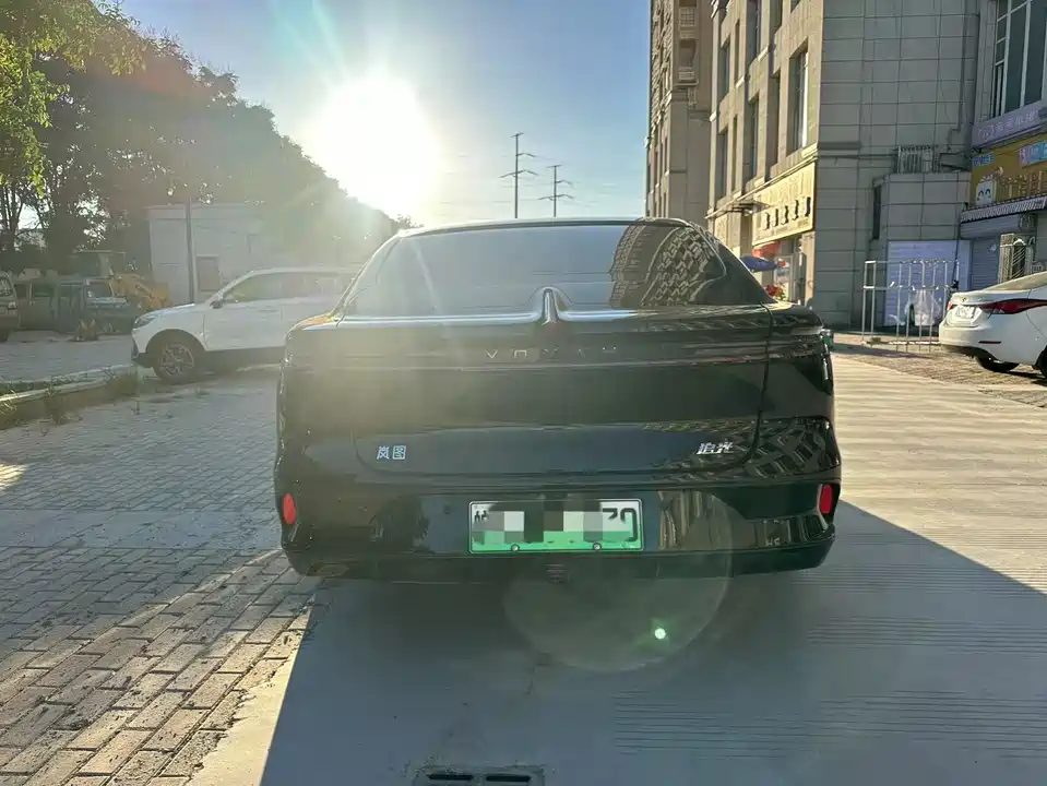 VOYAH Lantu chasing light