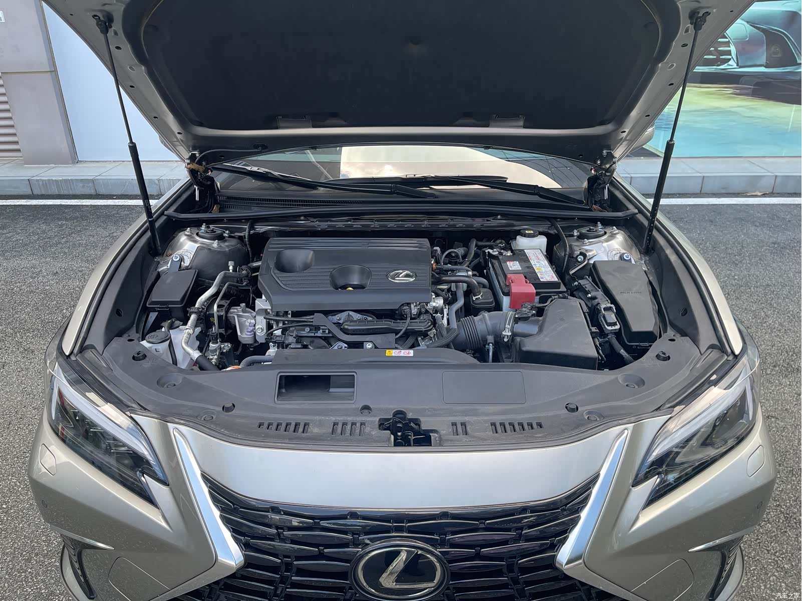 Lexus ES, 2025 10