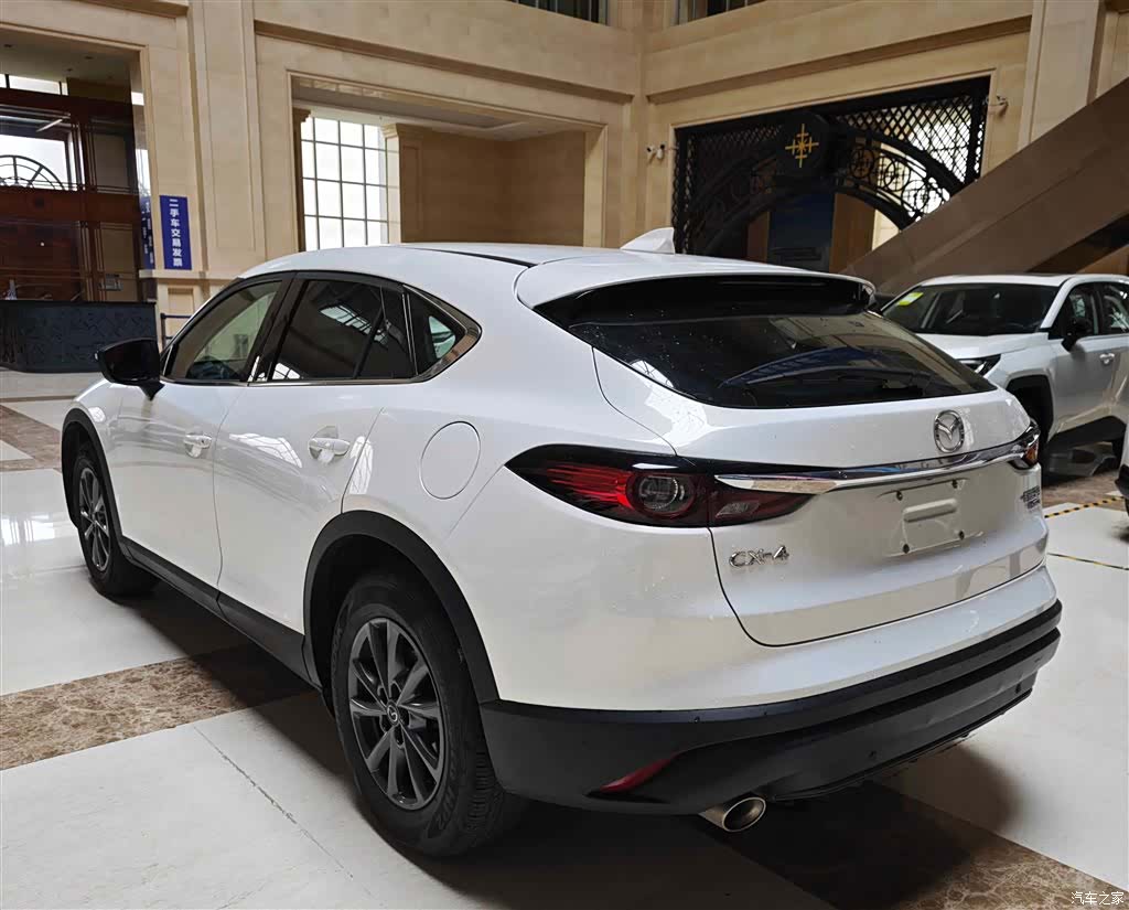 Mazda CX-4, 2022 13