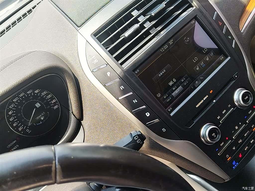 Lincoln MKC, 2016 14