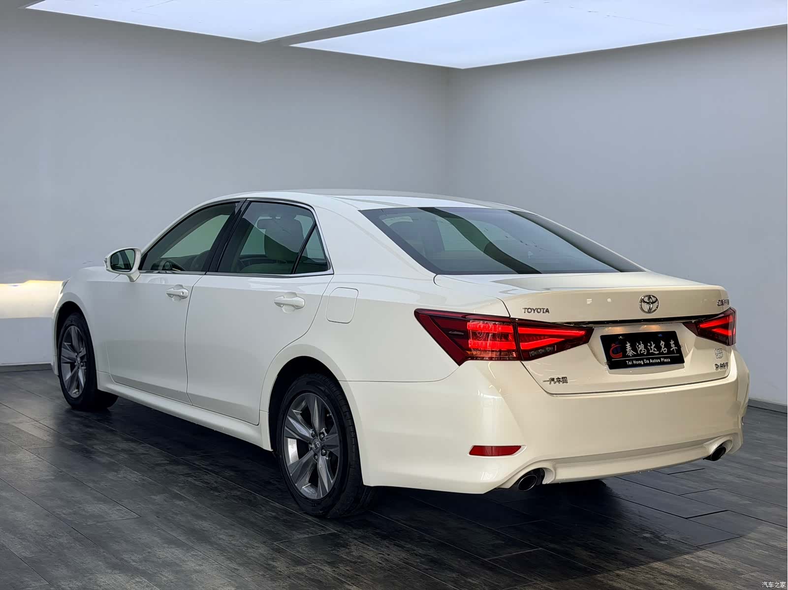 Toyota Crown, 2018 все фото