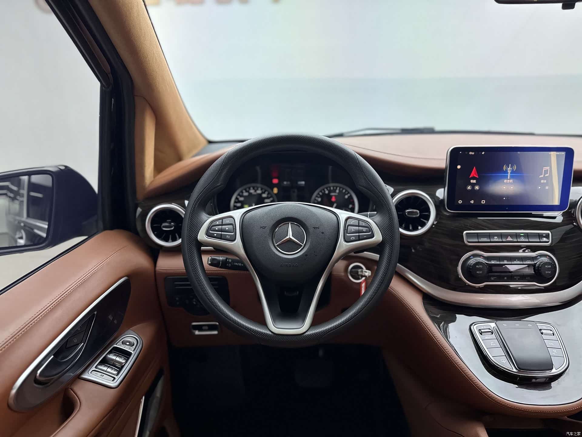 Mercedes-Benz 7, 2020 10