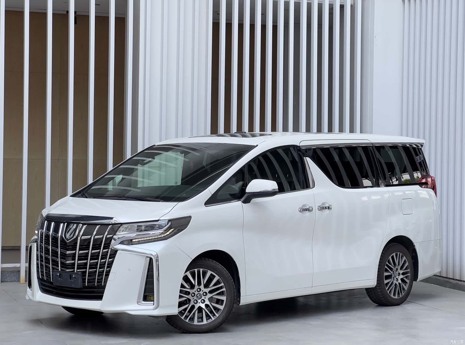 Toyota Alphard, 2020 1
