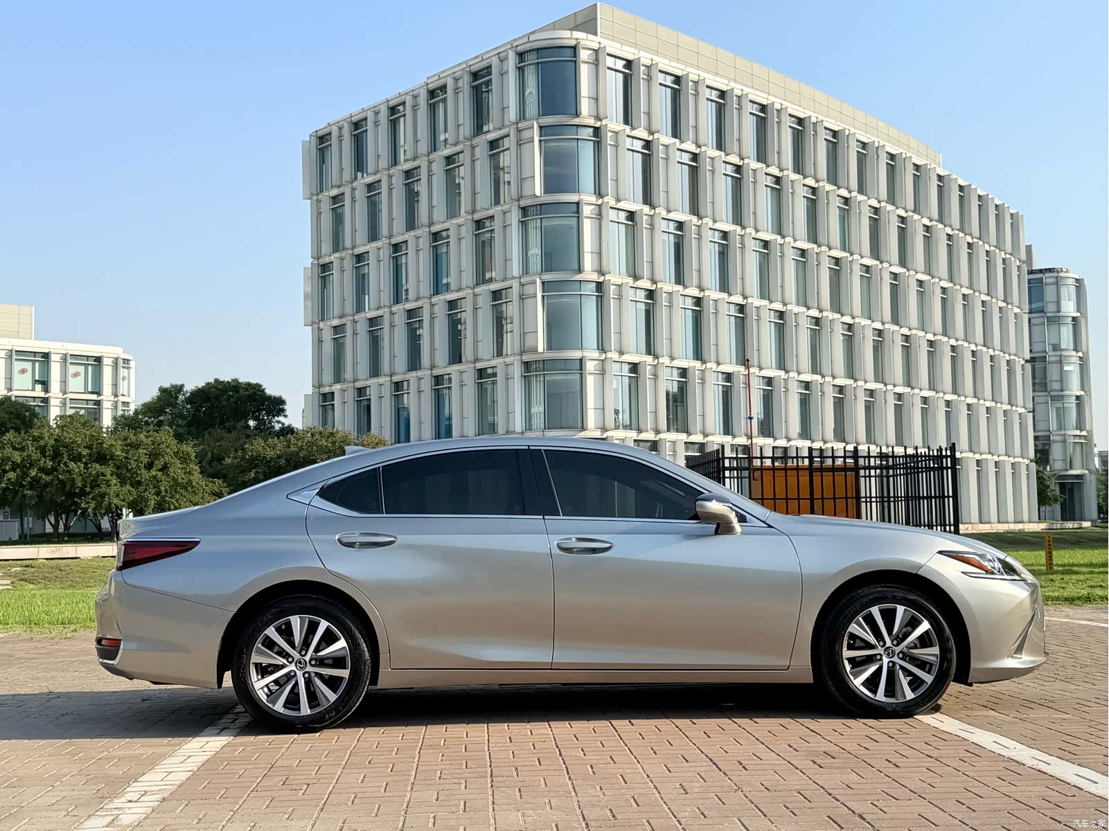 Lexus ES, 2021 10