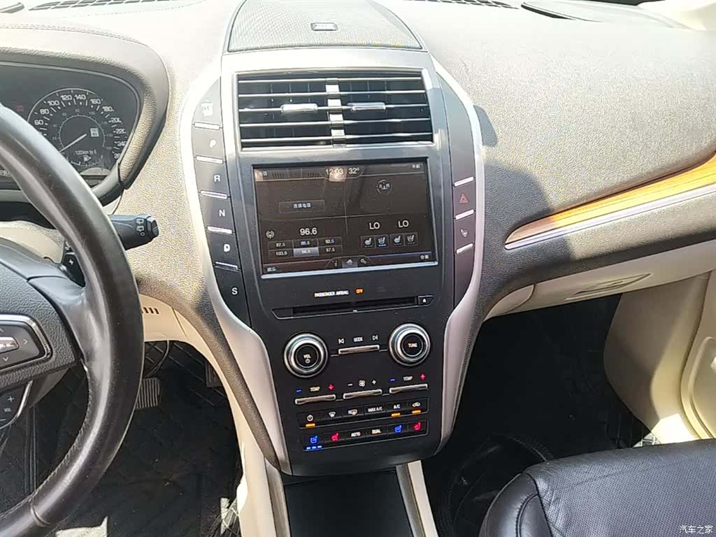 Lincoln MKC, 2016 13