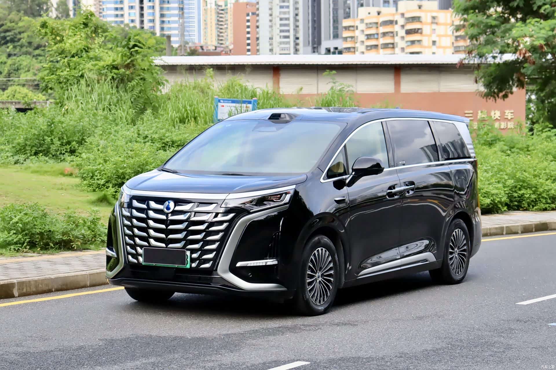Denza D9
