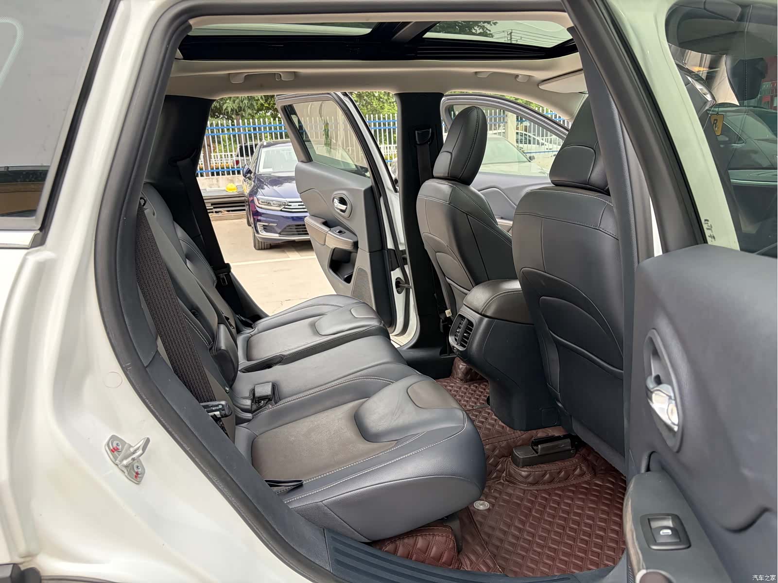Jeep Cherokee, 2021 13