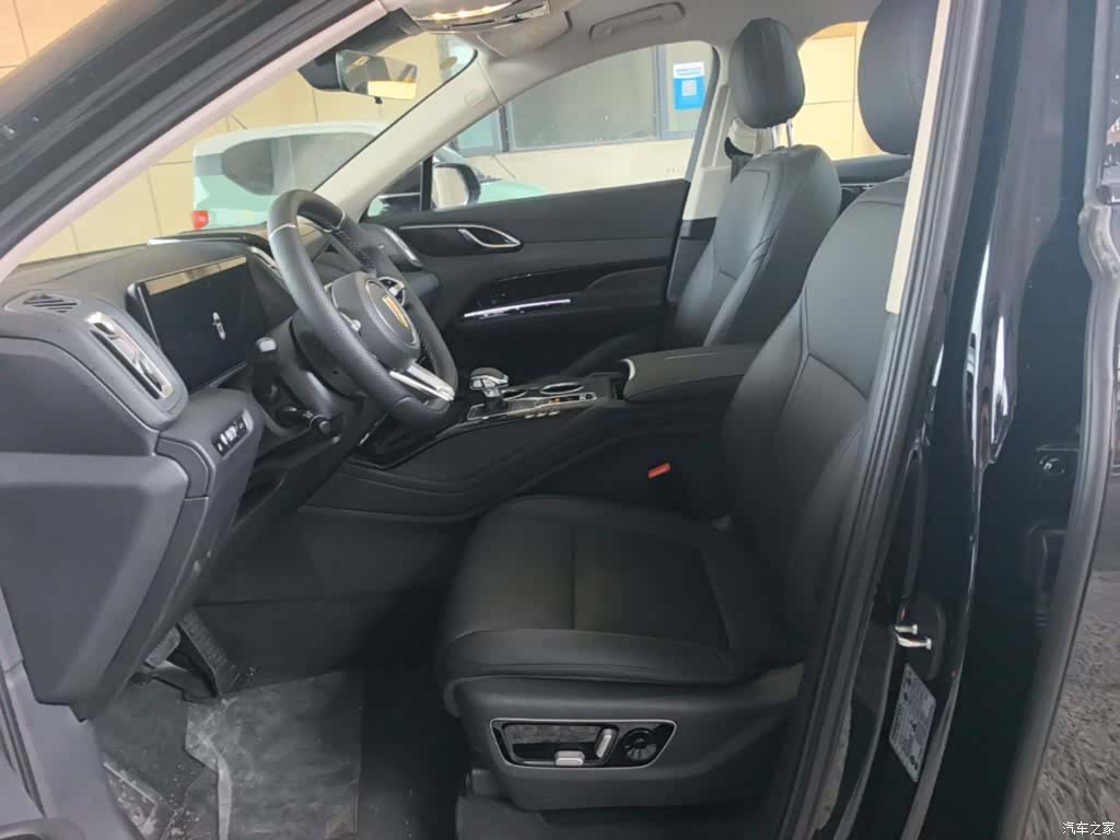 Hongqi HS3, 2026 15