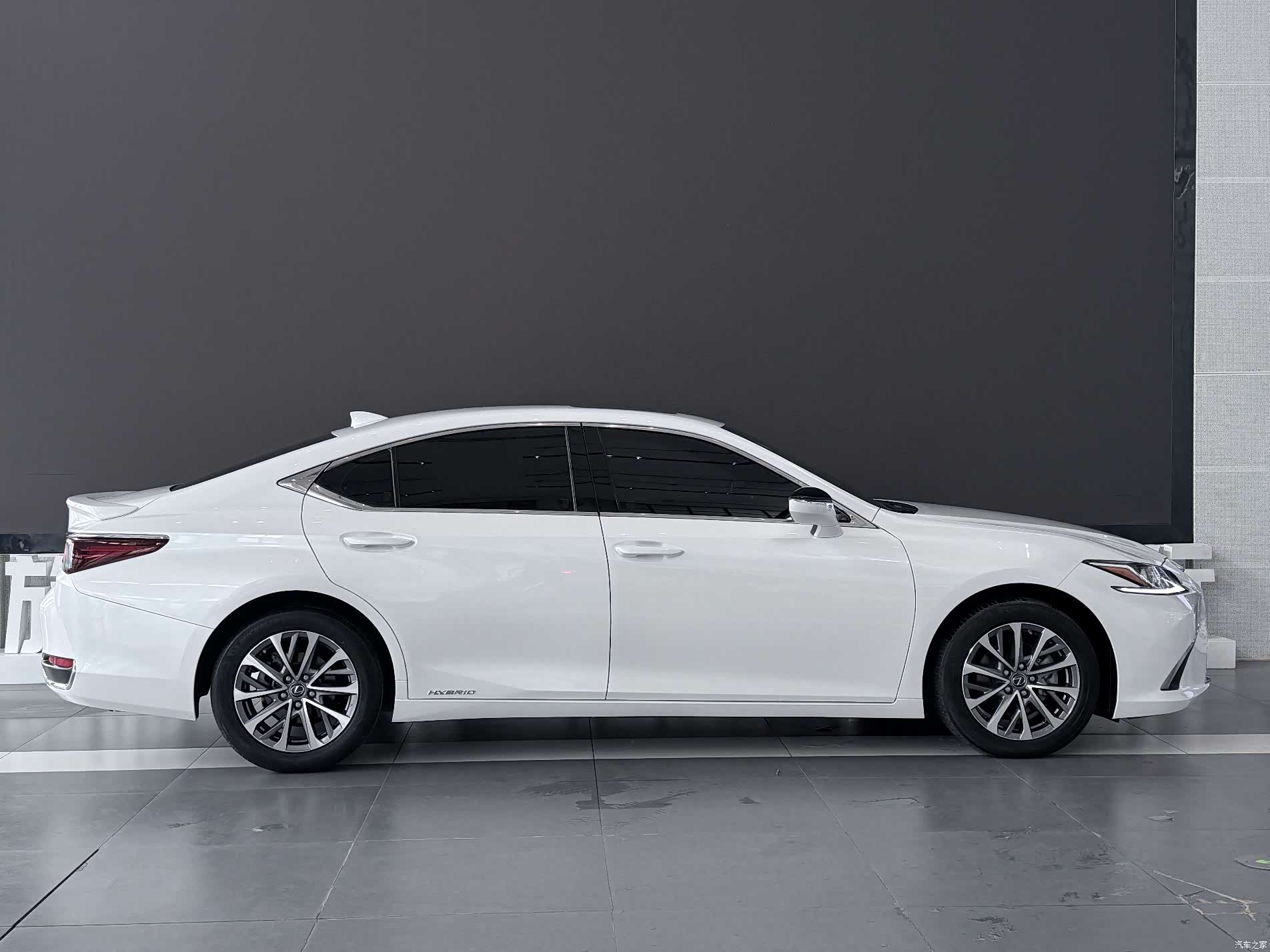 Lexus ES, 2023 4